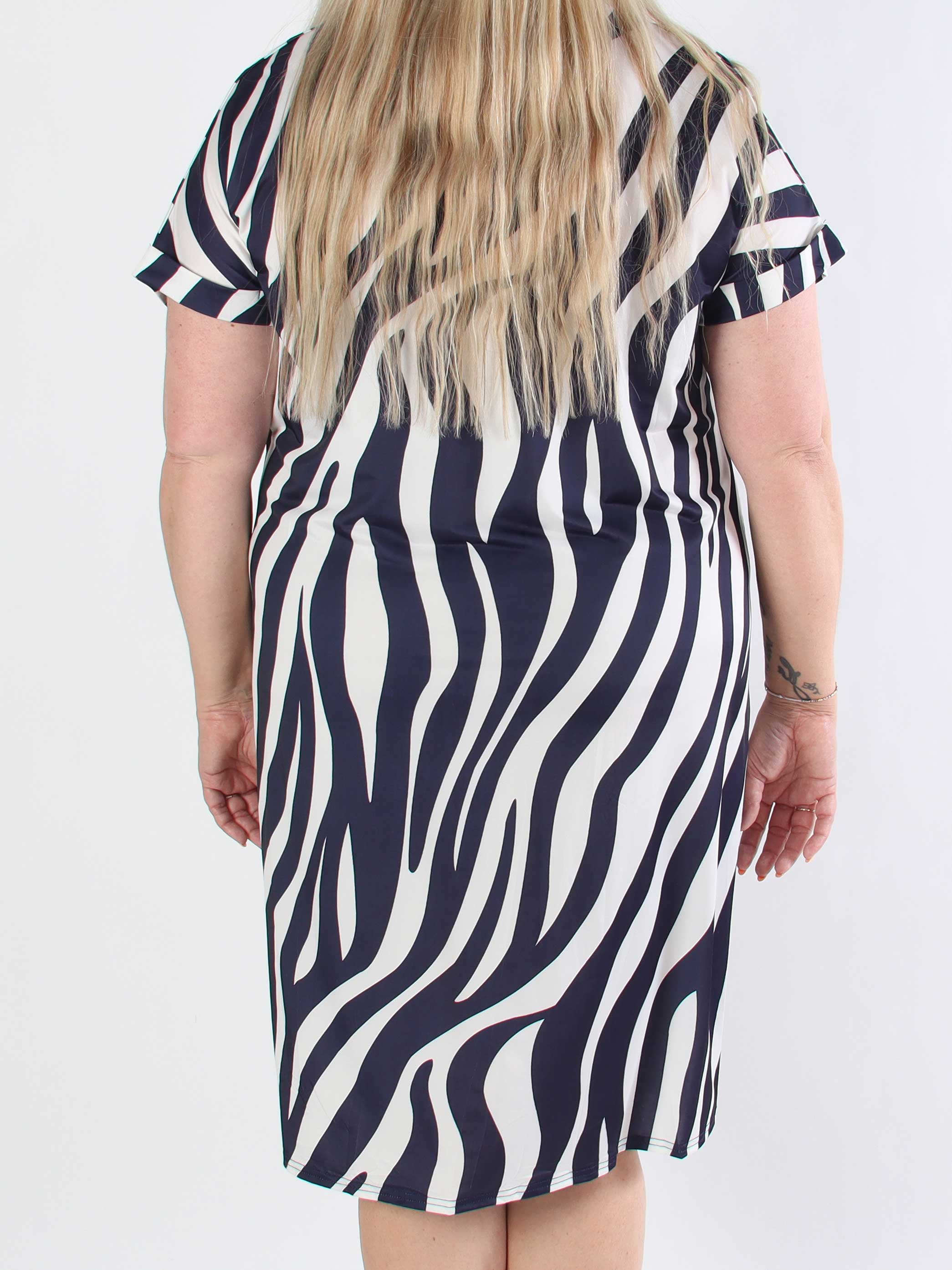 Evie Zebra - Plus size tunikaklänning i elastiskt tyg med zebramönster.